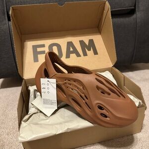 Yeezy foam runner clay red